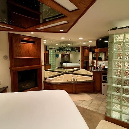 Sybaris Pool Suites Downers Grove - Adults Only دونيرز جروف المظهر الخارجي الصورة