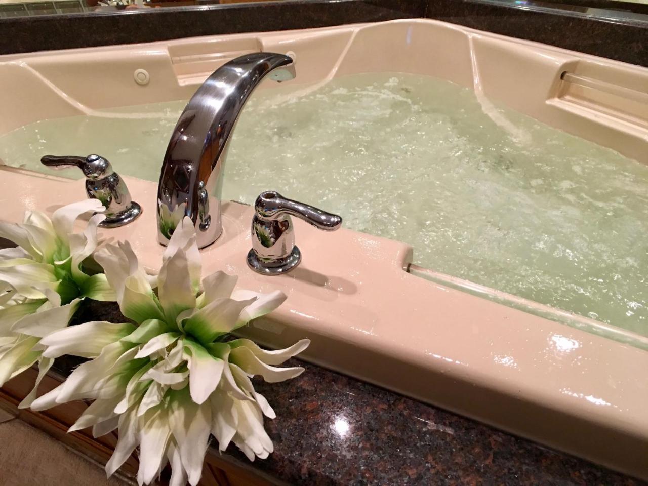 Sybaris Pool Suites Downers Grove - Adults Only دونيرز جروف المظهر الخارجي الصورة